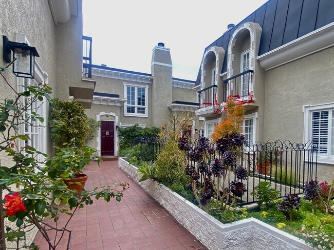 Building Photo - 2 + 2.5 Beautiful Two-Story Condo in Santa...