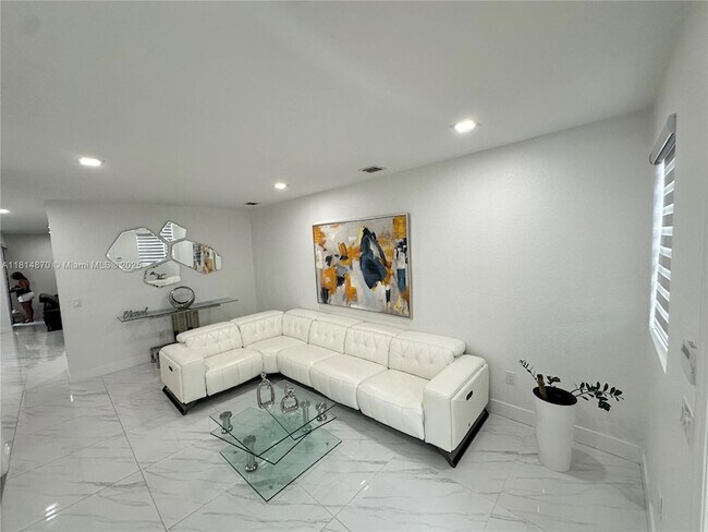 Foto del edificio - 758 NE 34th Ave