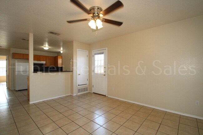 Foto del edificio - Three Bedroom Beauty!