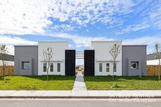 Building Photo - 3409 Fuerte Ave