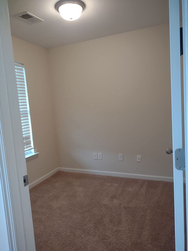 Building Photo - Super Four bedroom home in Northeast Columbia!