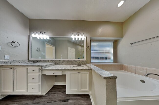 Foto del edificio - 30215 Stoney Plain Dr