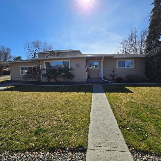 Building Photo - 712 SW 4th St