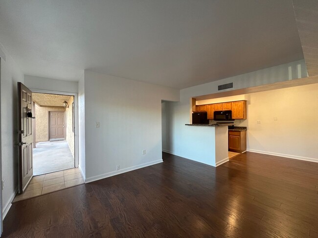 Foto del edificio - Adorable ground level condo in prime Scott...