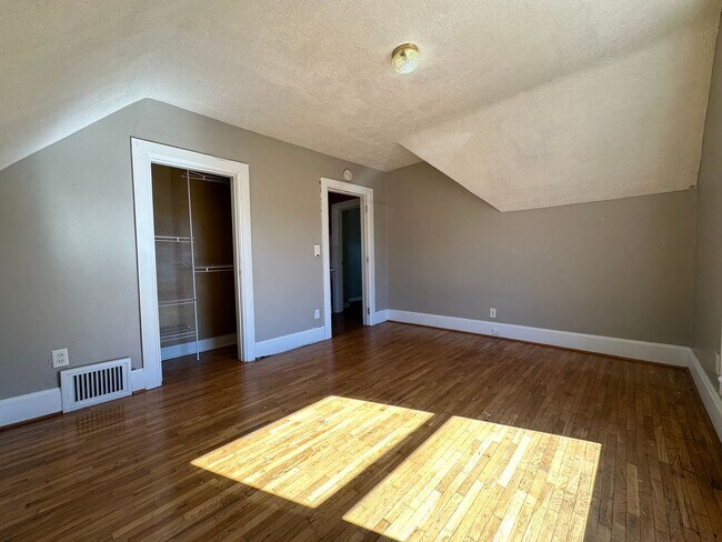 Building Photo - 3 bed, 1 bath home for rent in Waterloo av...