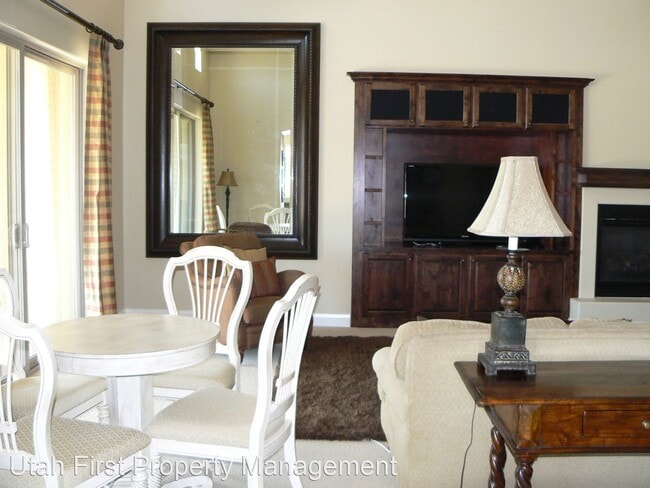 Foto del edificio - 5 br, 3.5 bath House - 1456 N Liberty Gree...