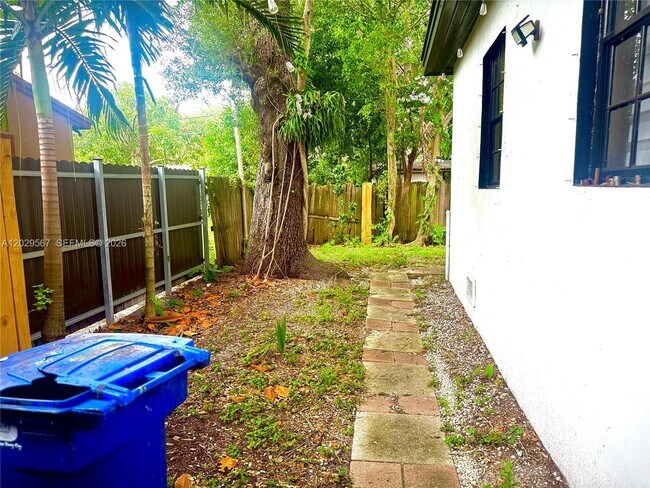 Foto del edificio - 620 NE 160th St