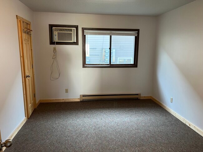 Building Photo - 4680 Vasey Ave