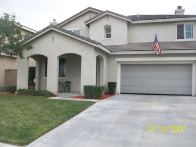 5 bedroom 3 bathroom home in Eastvale! - 5 bedroom 3 bathroom home in Eastvale!