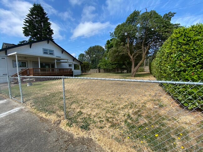 Building Photo - 2010 N Pacific Ave