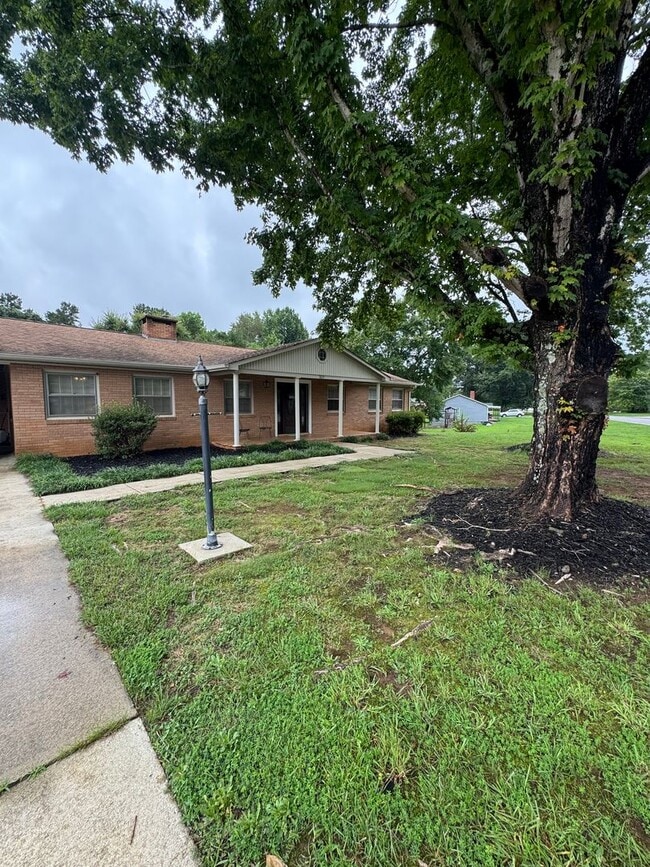 Spacious 3 Bedroom Home with Office, Pool, & Lawn Care Included – Hudson, NC - Spacious 3 Bedroom Home with Office, Pool, & Lawn Care Included – Hudson, NC