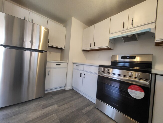 Building Photo - 1730 Farmington Ave