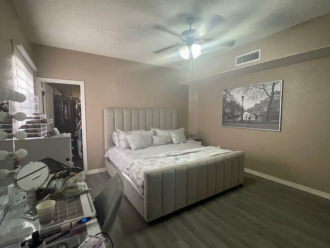Foto del edificio - East Sides Charming 4-Bedroom, 2.5-Bath Home with Loft