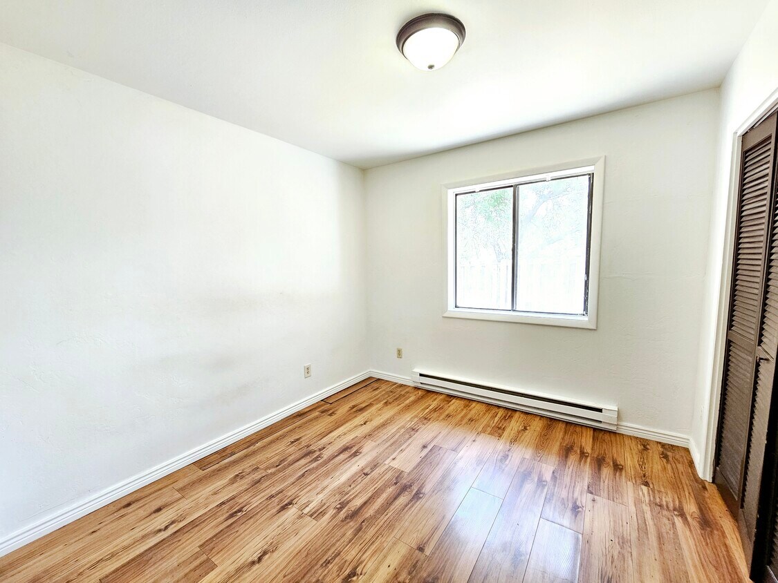 Building Photo - 3255 Mesa Ave