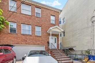 Building Photo - 448 S 13th St