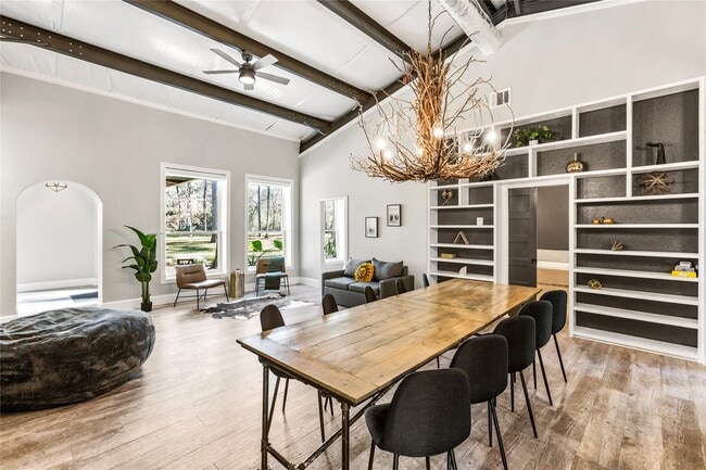 Foto del edificio - 25400 Pine Ridge Rd