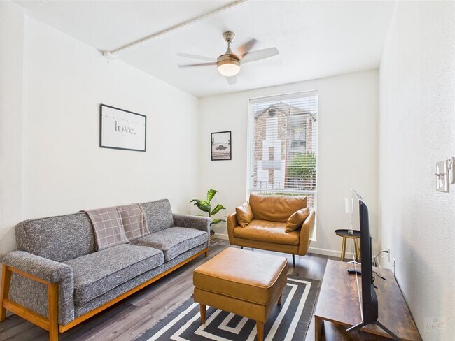 Building Photo - 911 W 22nd St