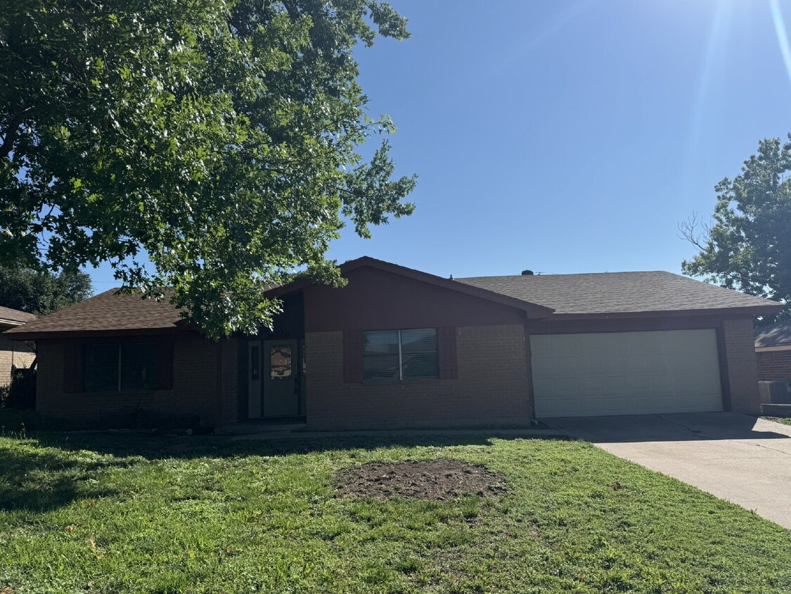Foto principal - Lovely 3 bedroom 2 bath in desirable neigh...