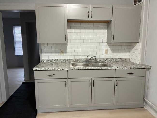 Building Photo - 613 Kirkland St