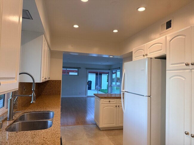 Building Photo - 410 N Canyon Blvd