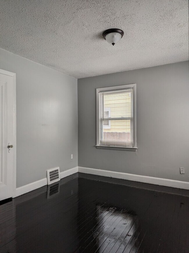 Building Photo - 5263 HEREFORD- 3 BED 1.5 BATH FOR RENT!