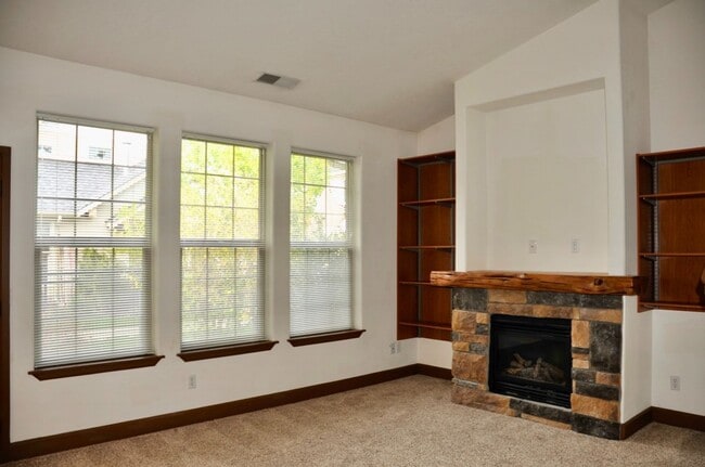 Building Photo - 3 bed 2.5 bath Townhome with A/C & gas fireplace