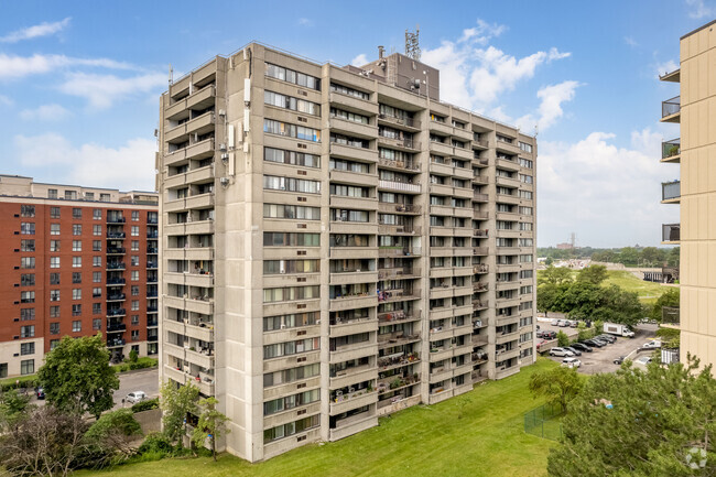 Building Photo - Place Deguire