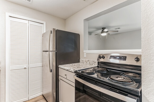 River Walk - Renovated Apartments Available - Riverwalk