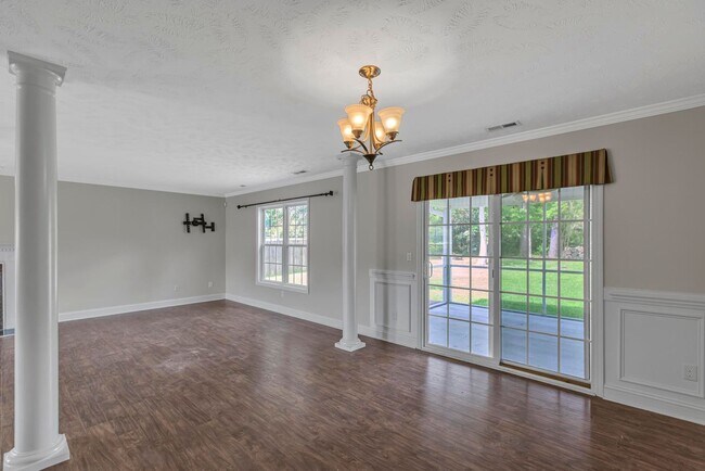 Foto del edificio - Large 3 bedroom with BONUS room!