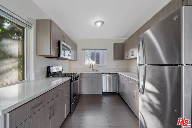 Building Photo - 1301 S Saltair Ave