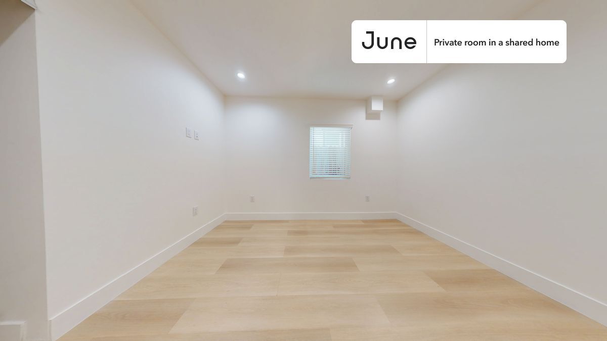 Primary Photo - Private bedroom in 3 bed/2 bath Home