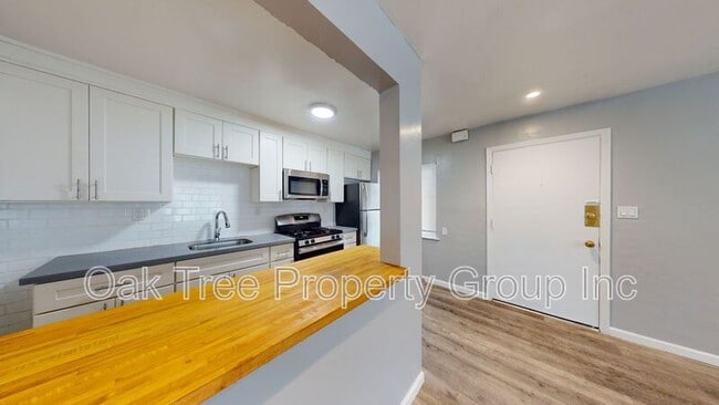 Building Photo - 824 15th St