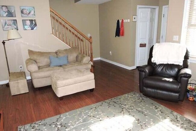Building Photo - 3 Bedroom, 2.5 Bath Townhome