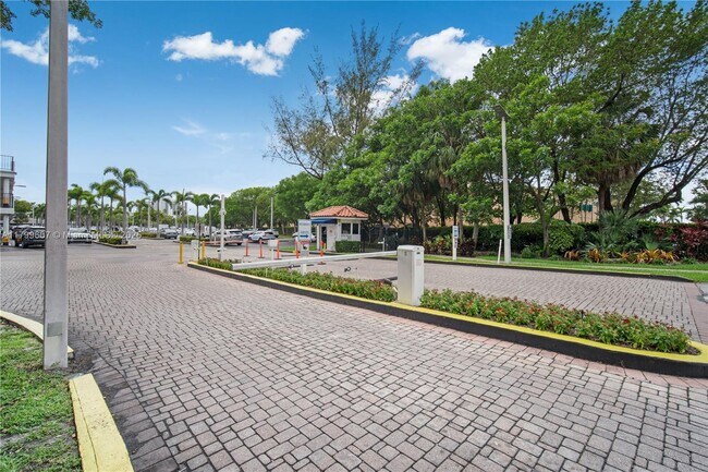 Foto del edificio - 2750 NE 183rd St