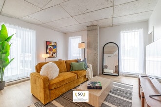 Building Photo - 450 Rue Saint-François-Xavier-SI ID1602105P