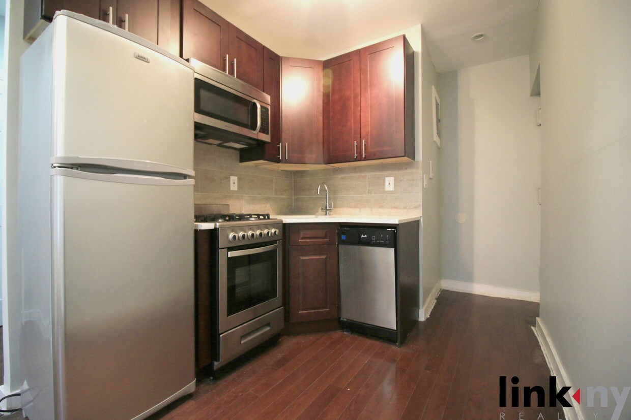 Primary Photo - 386 Manhattan Ave