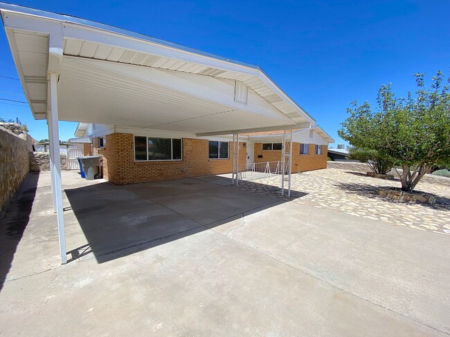 Building Photo - Northeast El Paso 4 bed(possible 5th) with...