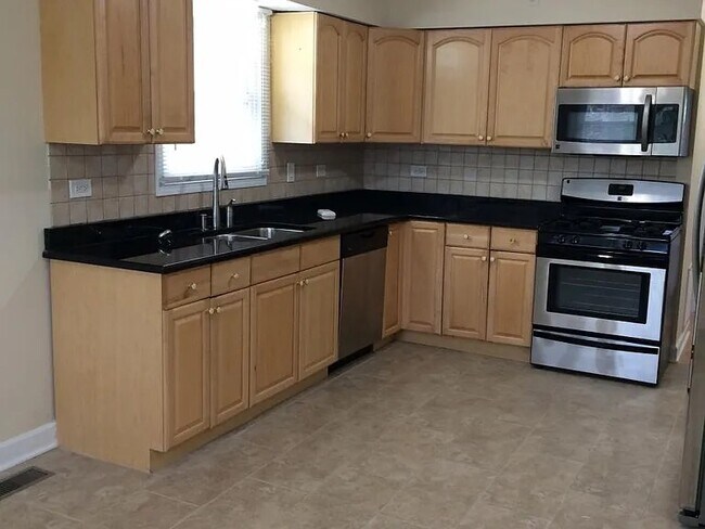 Building Photo - 18003 Greenview Terrace