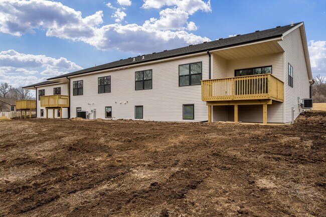 Foto del edificio - 5731 Willow Creek Ln