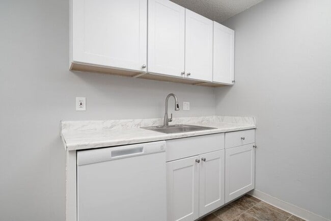 Building Photo - Completely Remodeled | Lower 2-bedroom 1 B...
