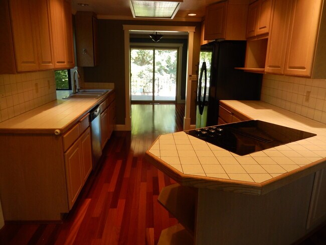 Building Photo - Spacious Daylight Rambler in Desirable Fir...