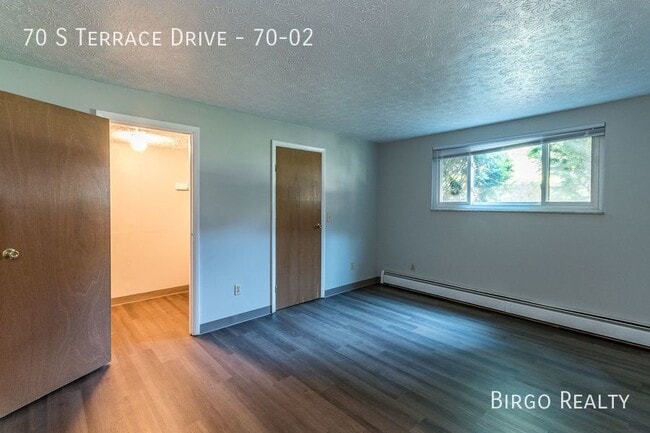 Building Photo - Charming 2 Bed / 1 Bath APARTMENT in READING!