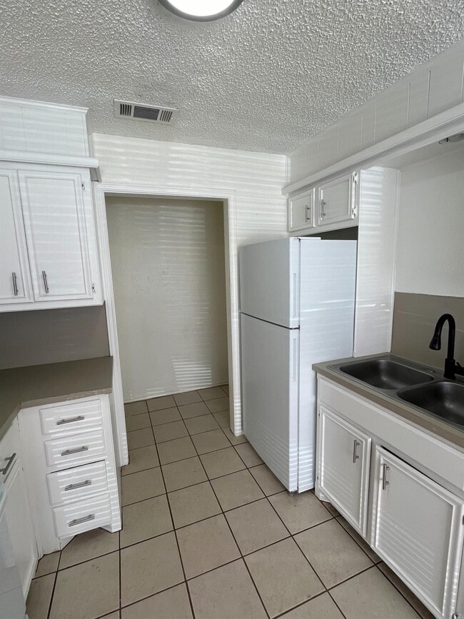 Foto del edificio - 9610 Elmwood Ave