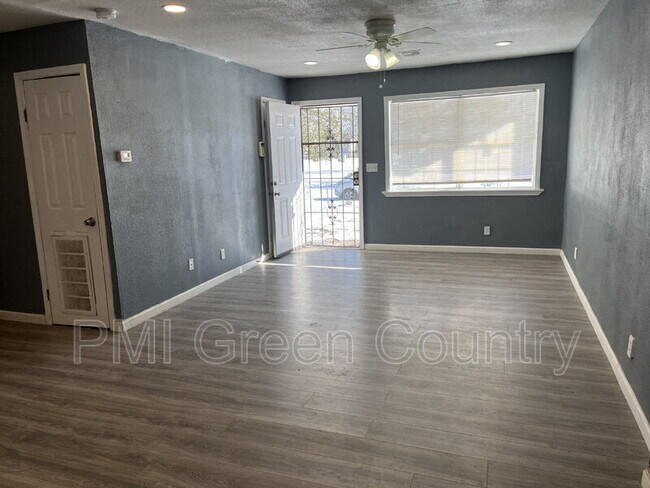 Foto del edificio - 859 E 52nd St N