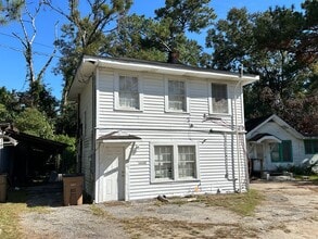 Building Photo - 2208 Fairway Dr