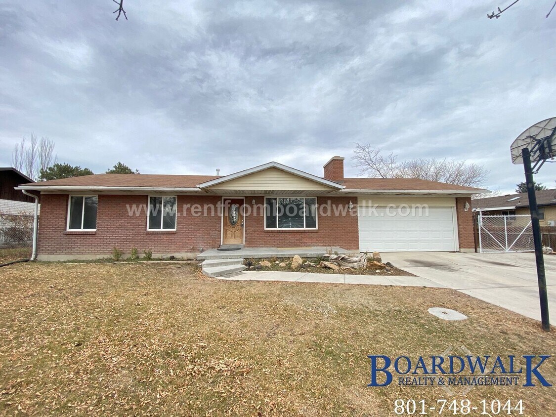 Primary Photo - Great 5 Bed Now Available in Riverton