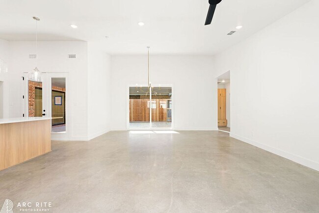 Foto del edificio - Pre-Leasing Summer of 2025!! High End Luxu...