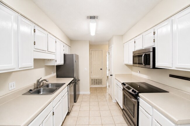 Foto del edificio - SW Pensacola Creek-Front Home with Screened Porch!