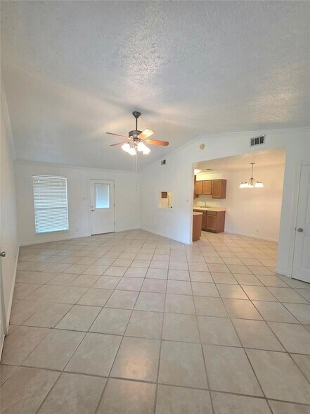 Foto del edificio - 15208 Spring Hill Ln