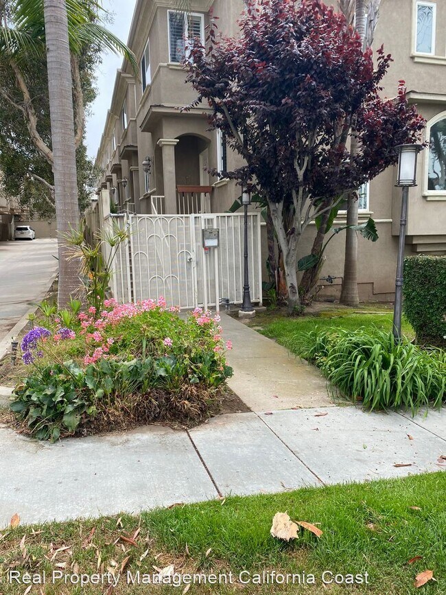 Foto del edificio - 3 br, 3 bath House - 320 E Imperial Avenue...